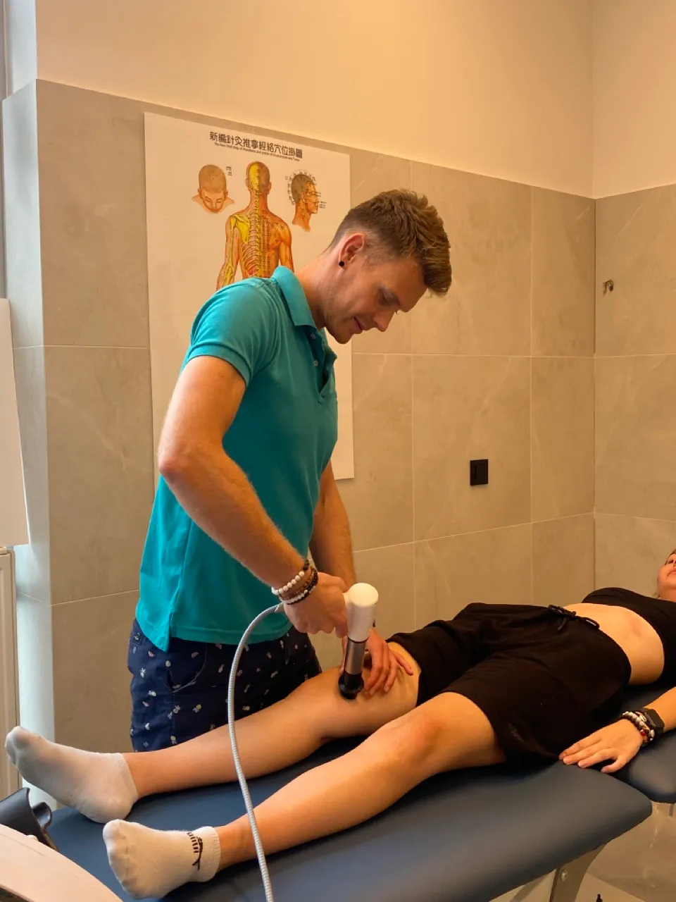 Paweł Grajewski explaining a treatment plan to a patient at GraMedica clinic