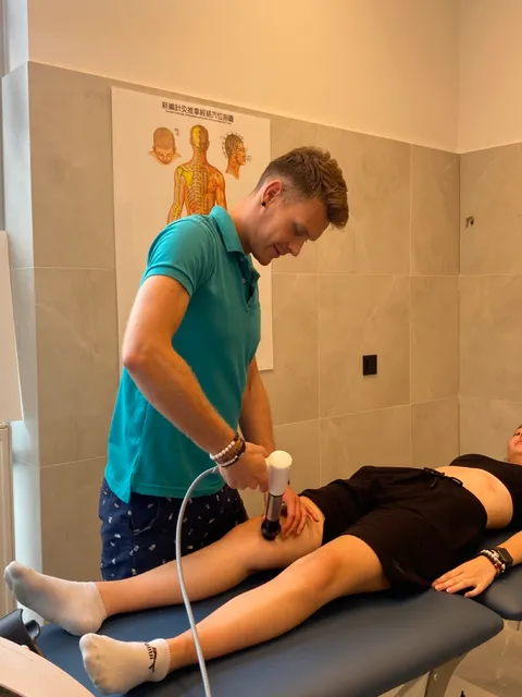 Paweł explaining treatment to a patient at the GraMedica clinic