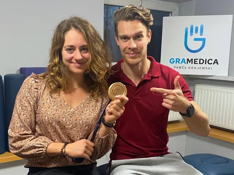 Paweł Grajewski with an Olympic athlete at the GraMedica clinic