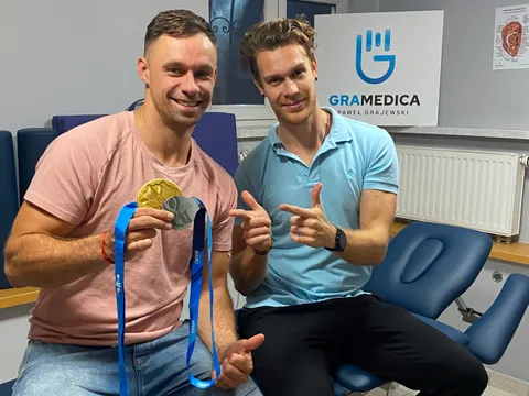 Paweł Grajewski with a medal-winning athlete at GraMedica