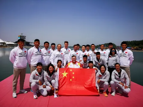 Paweł Grajewski with the Chinese national rowing team